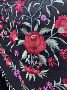 Mantón negro bordado multicolor – vista 1 – Isabel Hernández