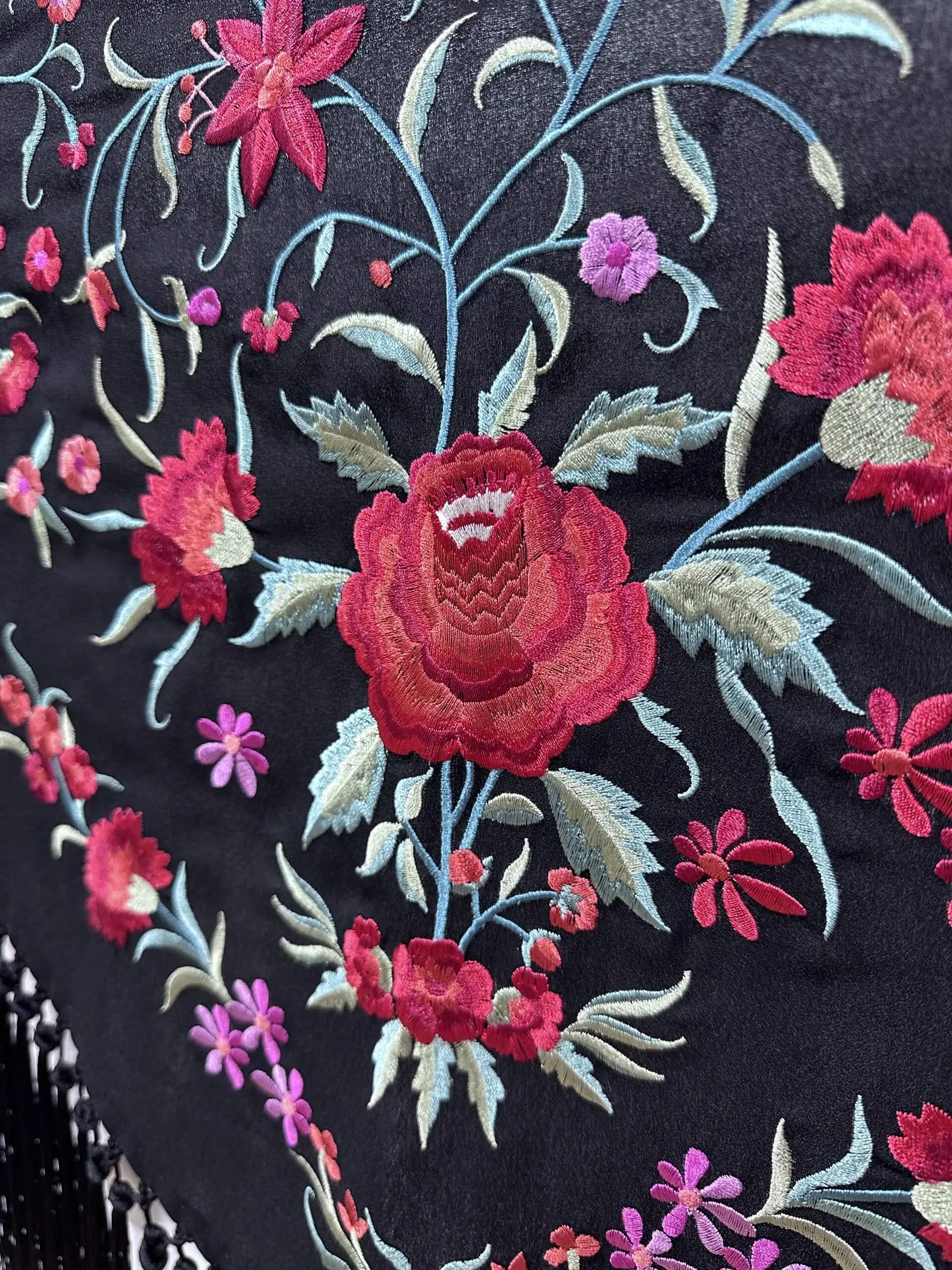 Mantón negro bordado multicolor – vista 1 – Isabel Hernández