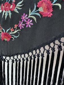 Mantón negro bordado multicolor – vista 2 – Isabel Hernández