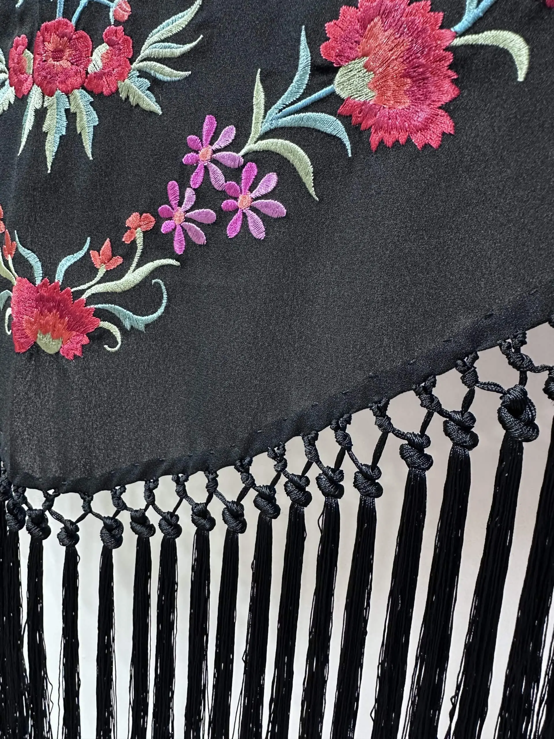 Mantón negro bordado multicolor – vista 2 – Isabel Hernández