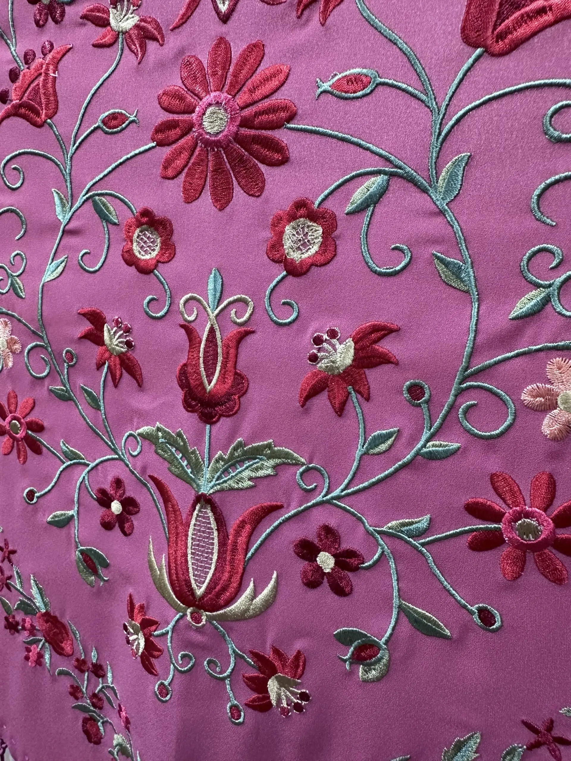 Mantón rosa bordado multicolor – vista 1 – Isabel Hernández