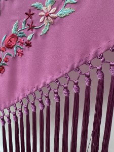 Mantón rosa bordado multicolor – vista 2 – Isabel Hernández