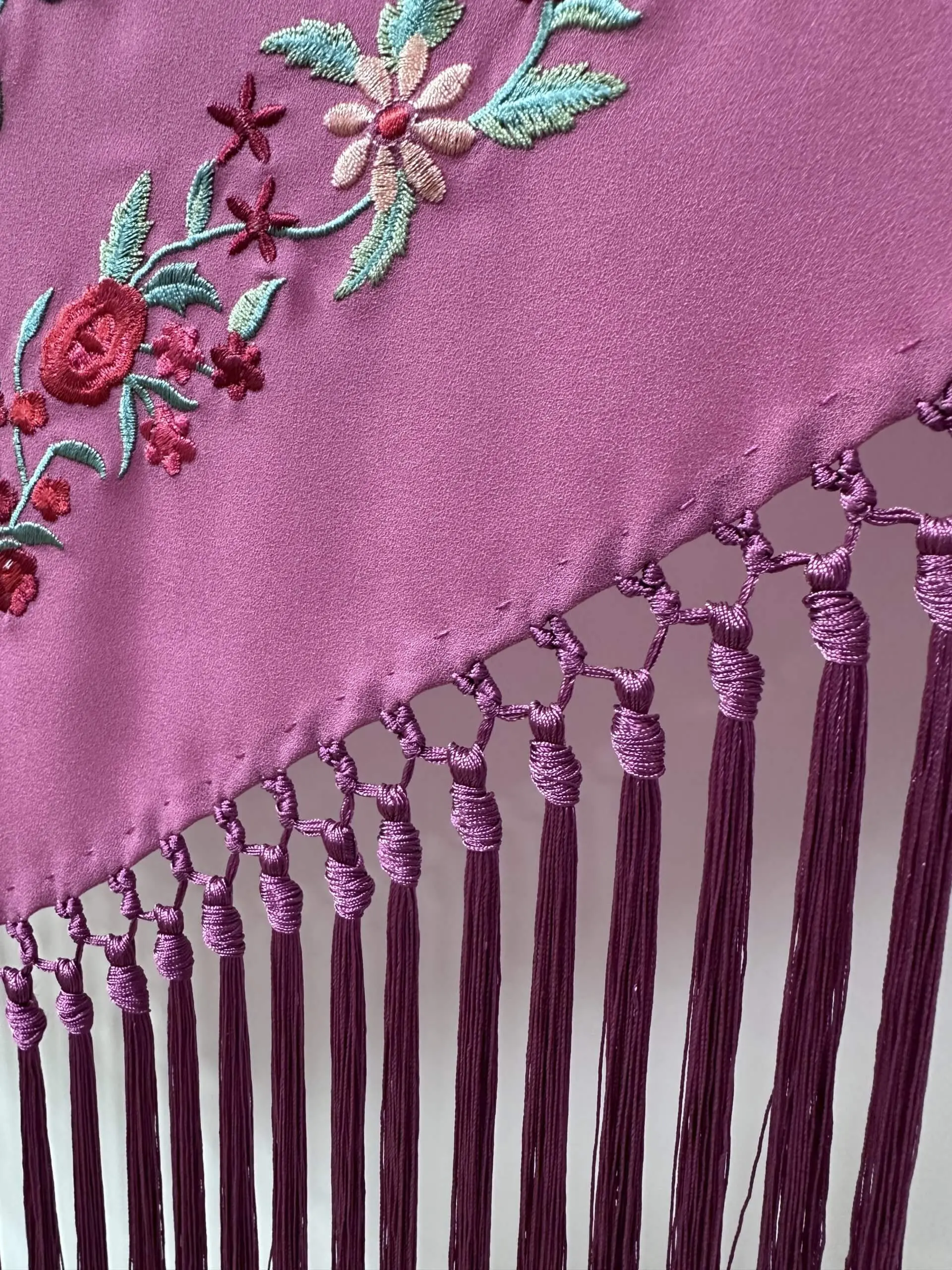 Mantón rosa bordado multicolor – vista 2 – Isabel Hernández