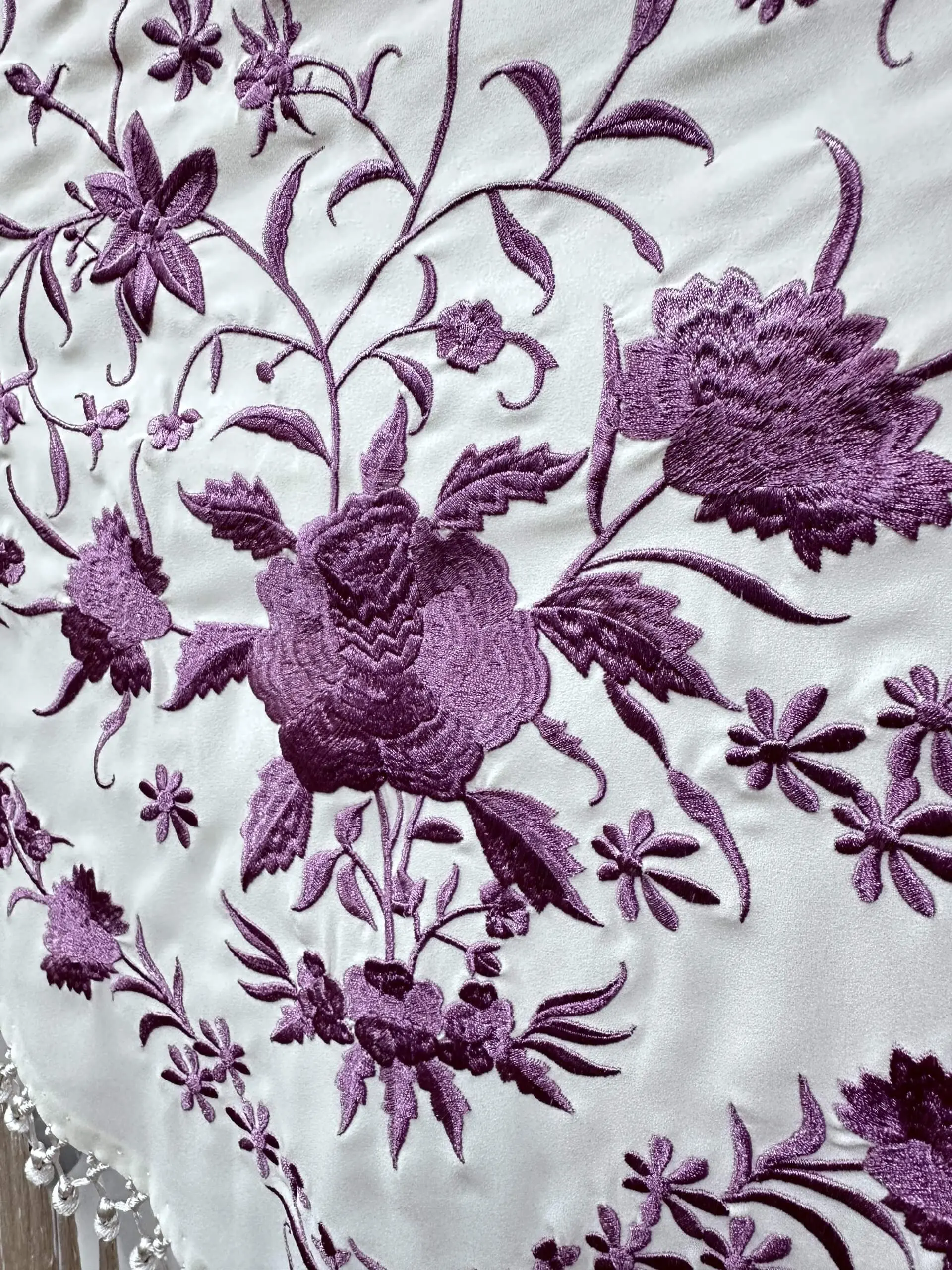 Mantón crema bordado hilo malva – vista 1 – Isabel Hernández