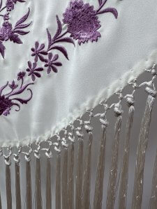 Mantón crema bordado hilo malva – vista 2 – Isabel Hernández