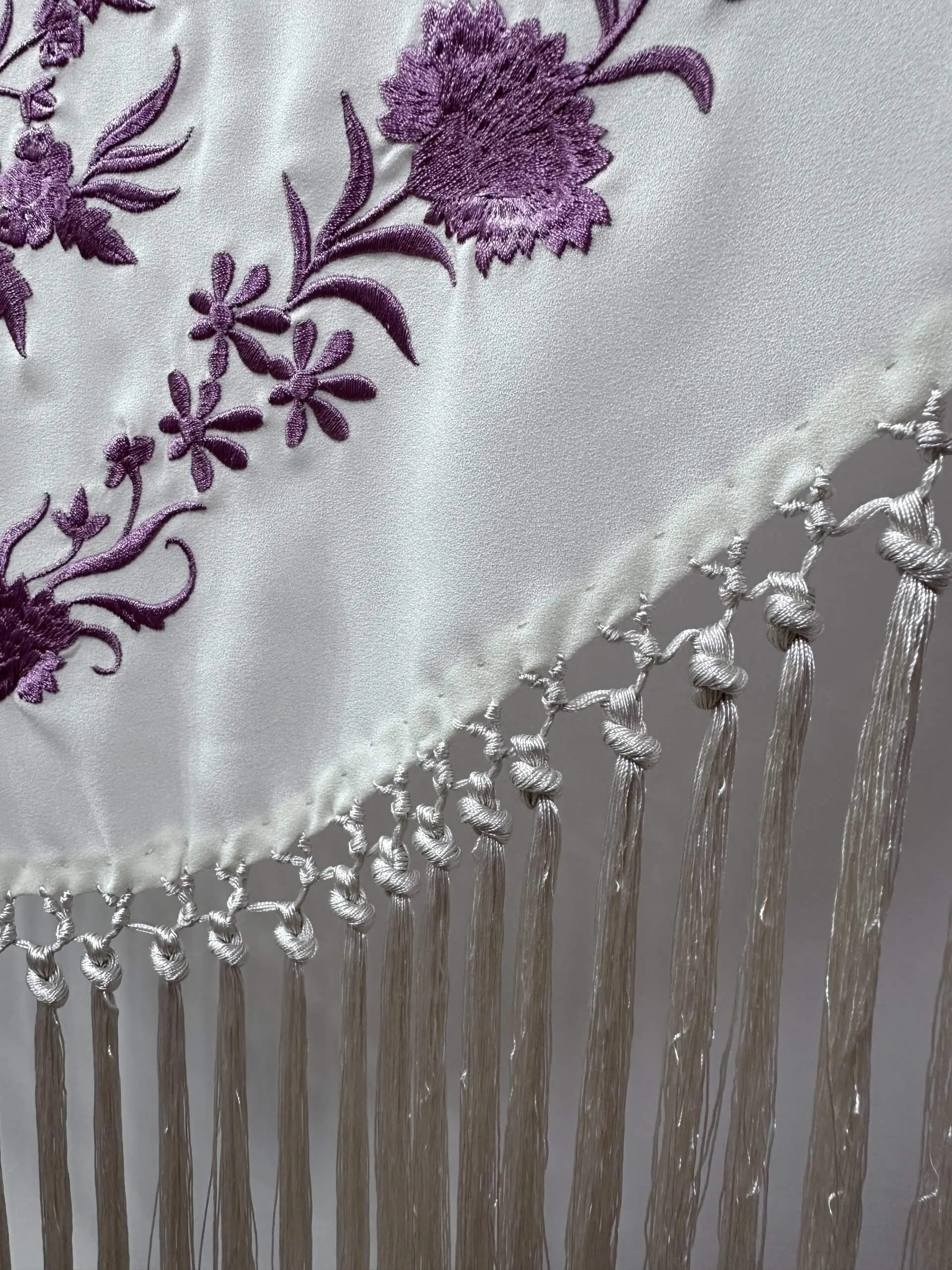 Mantón crema bordado hilo malva – vista 2 – Isabel Hernández