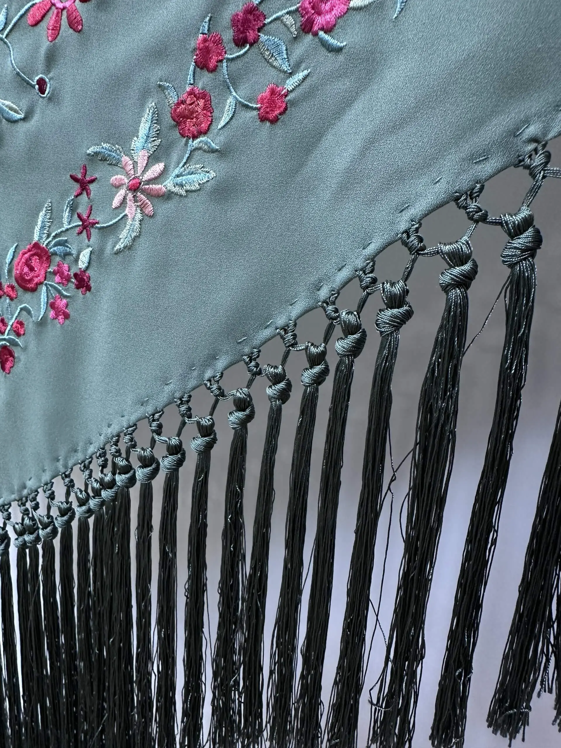 Mantón verde caza bordado multicolor – vista 2 – Isabel Hernández