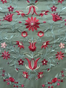Mantón verde caza bordado multicolor – vista 1 – Isabel Hernández