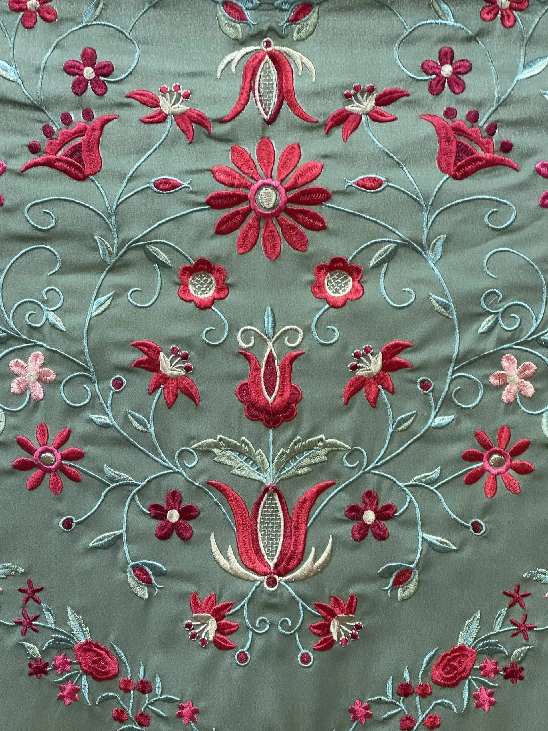 Mantón verde caza bordado multicolor – vista 1 – Isabel Hernández