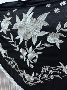Mantón negro bordado hilo crema – vista 1 – Isabel Hernández