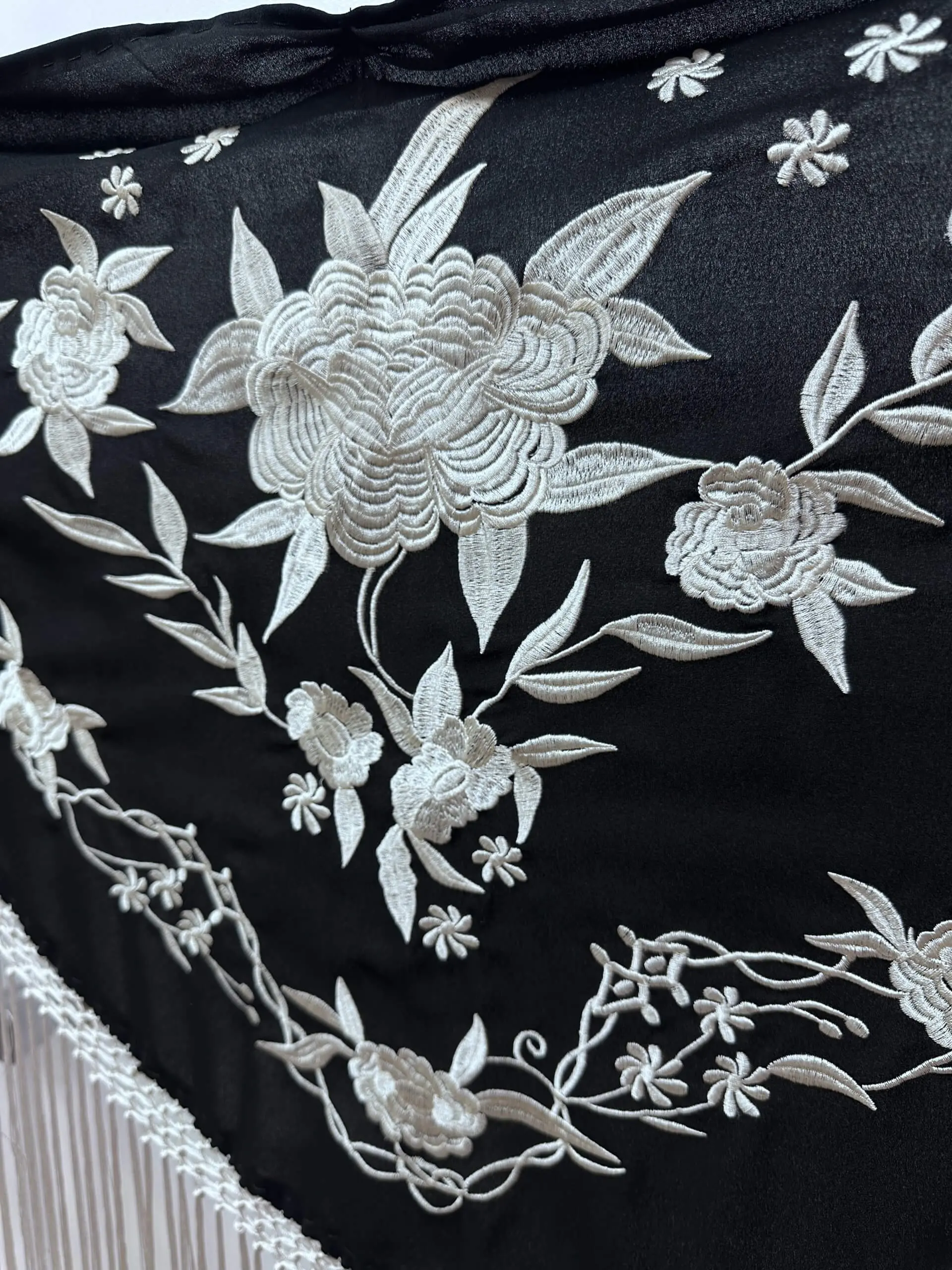Mantón negro bordado hilo crema – vista 1 – Isabel Hernández