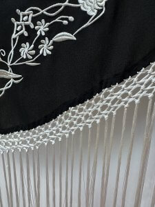 Mantón negro bordado hilo crema – vista 2 – Isabel Hernández