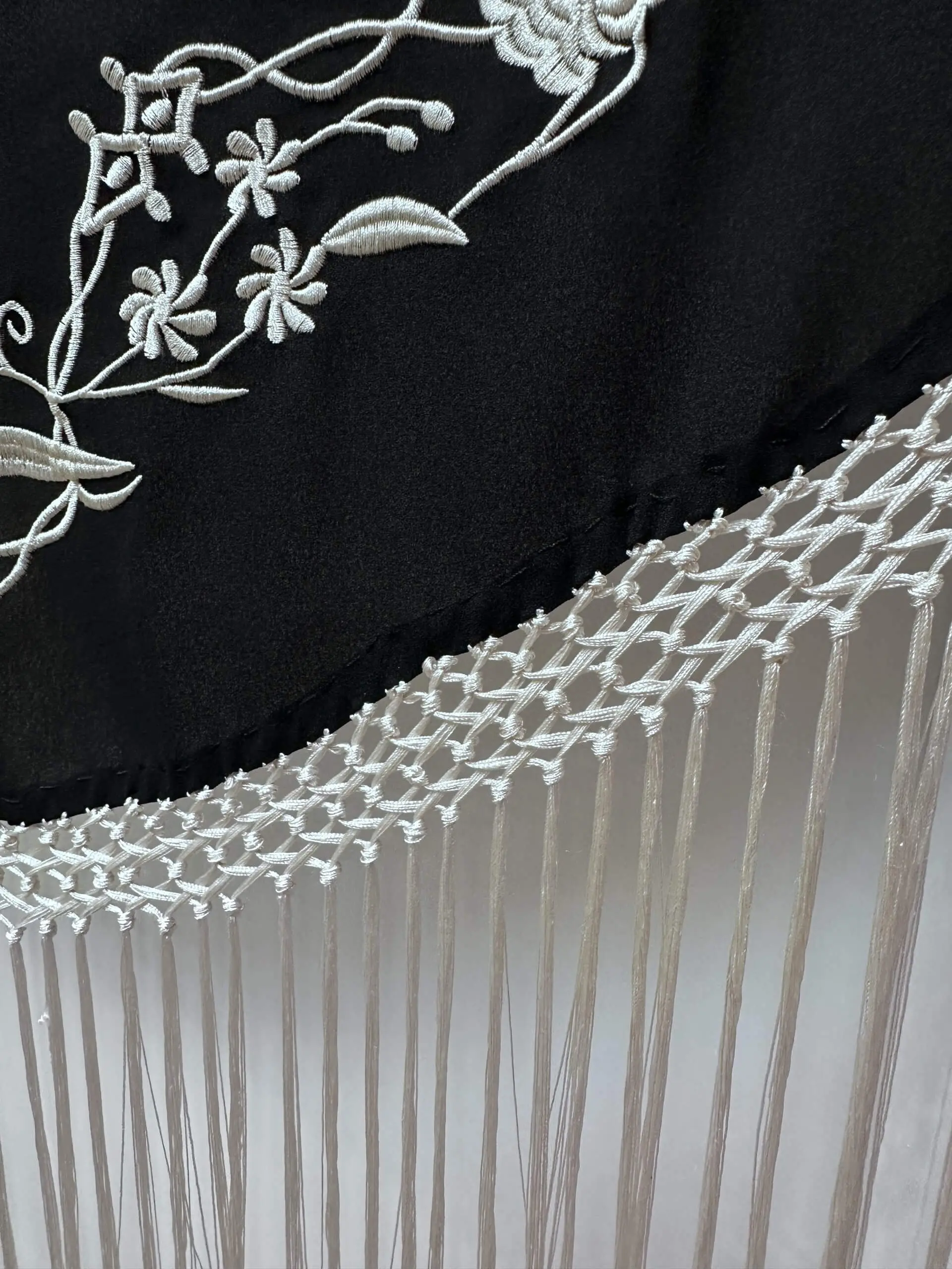 Mantón negro bordado hilo crema – vista 2 – Isabel Hernández