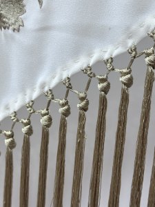Mantón crema bordado con hilo y flecos en dorado – vista 2 – Isabel Hernández