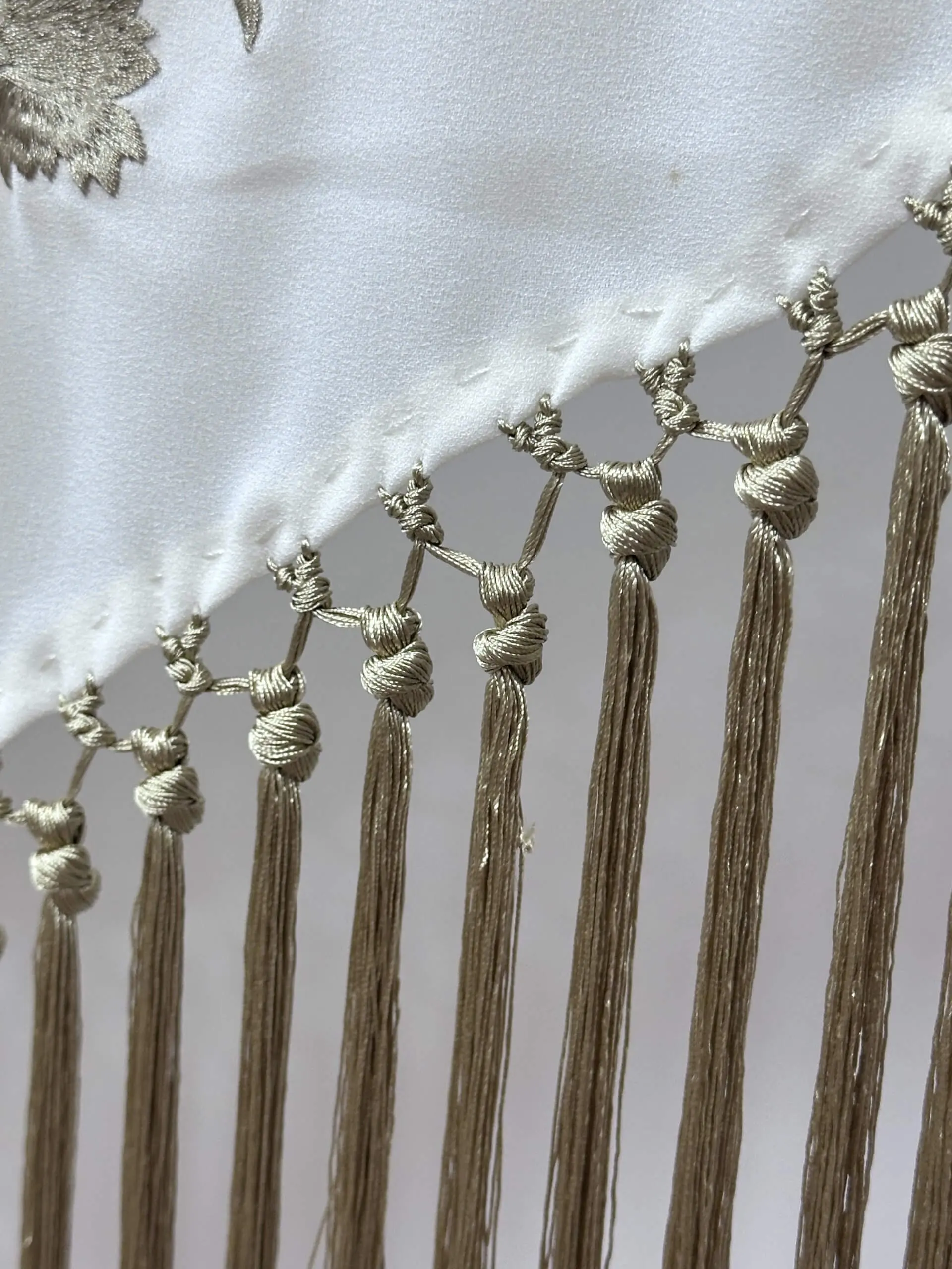 Mantón crema bordado con hilo y flecos en dorado – vista 2 – Isabel Hernández