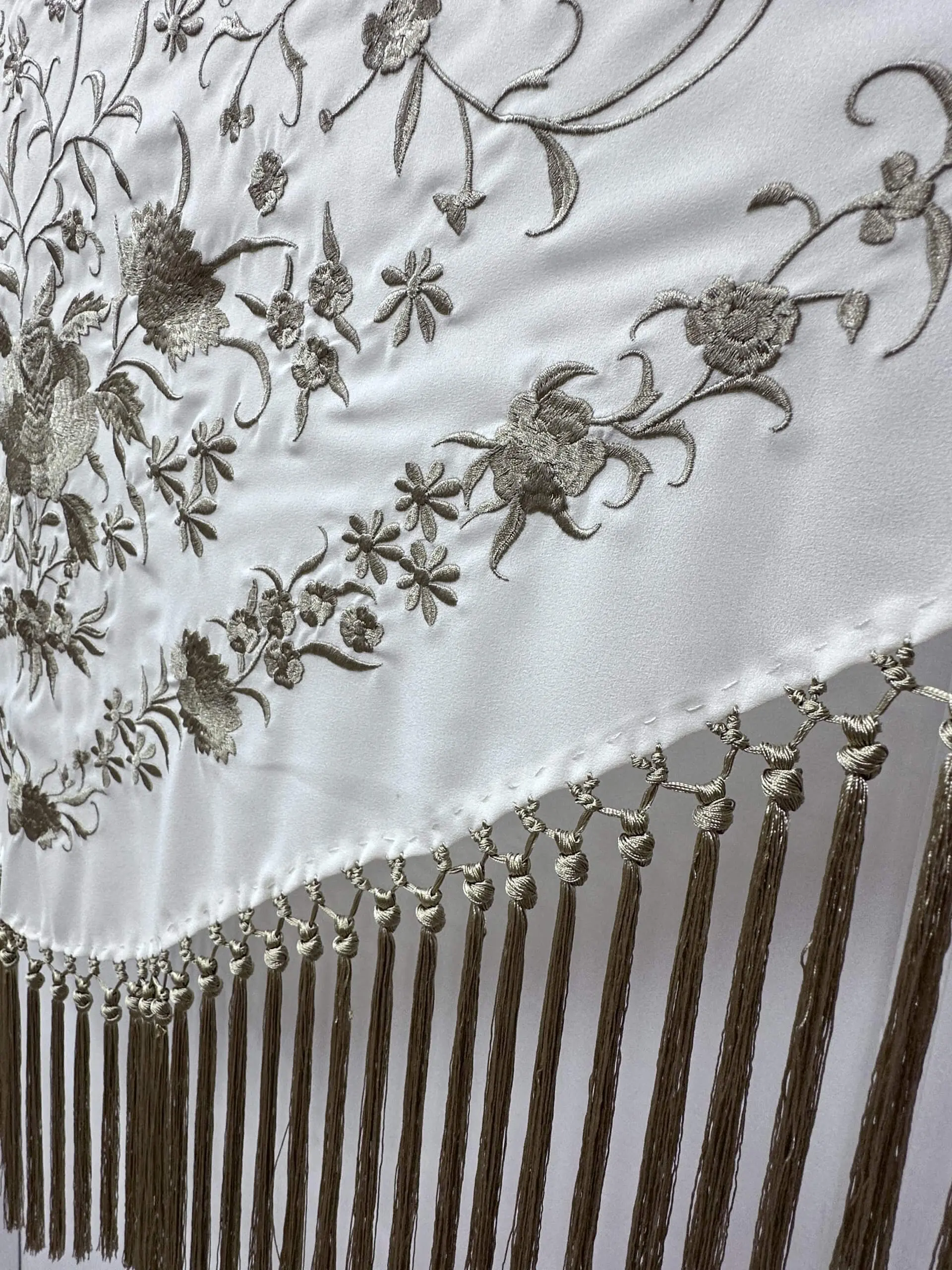 Mantón crema bordado con hilo y flecos en dorado – vista 1 – Isabel Hernández