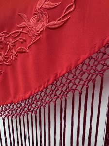 Mantón rojo bordado hilo rojo – vista 2 – Isabel Hernández
