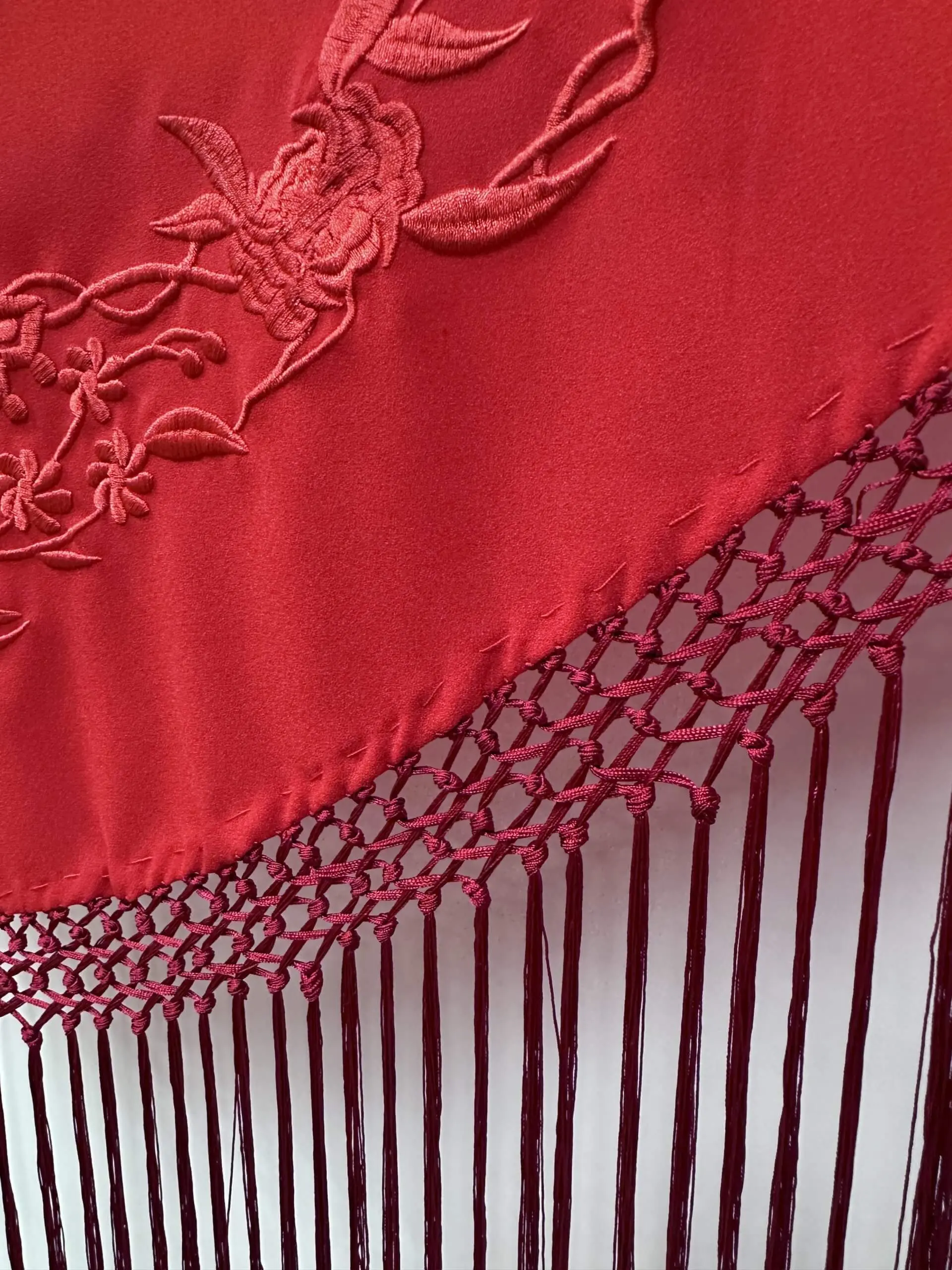 Mantón rojo bordado hilo rojo – vista 2 – Isabel Hernández