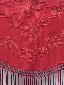 Mantón rojo bordado hilo rojo – vista 1 – Isabel Hernández