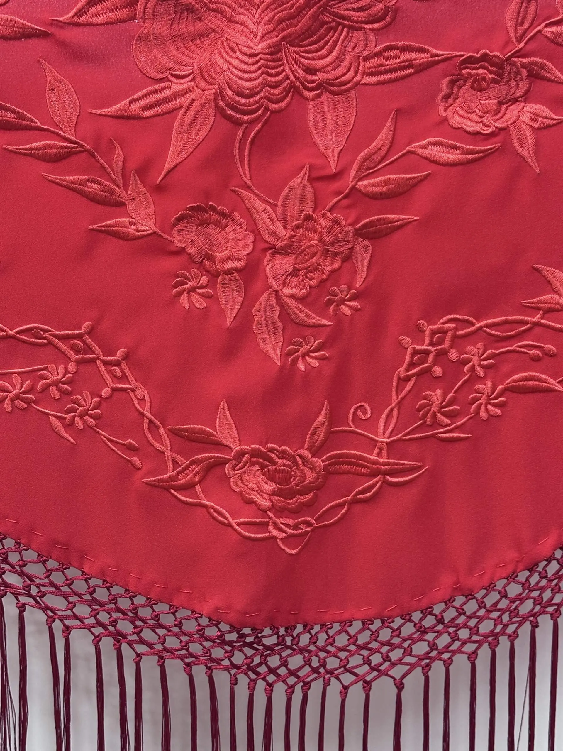Mantón rojo bordado hilo rojo – vista 1 – Isabel Hernández