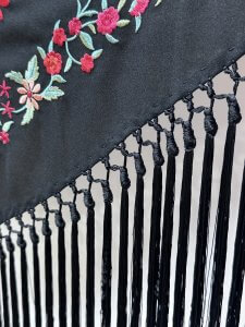 Mantón negro bordado multicolor – vista 3 – Isabel Hernández
