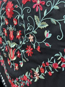 Mantón negro bordado multicolor – vista 2 – Isabel Hernández