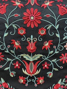 Mantón negro bordado multicolor – vista 1 – Isabel Hernández