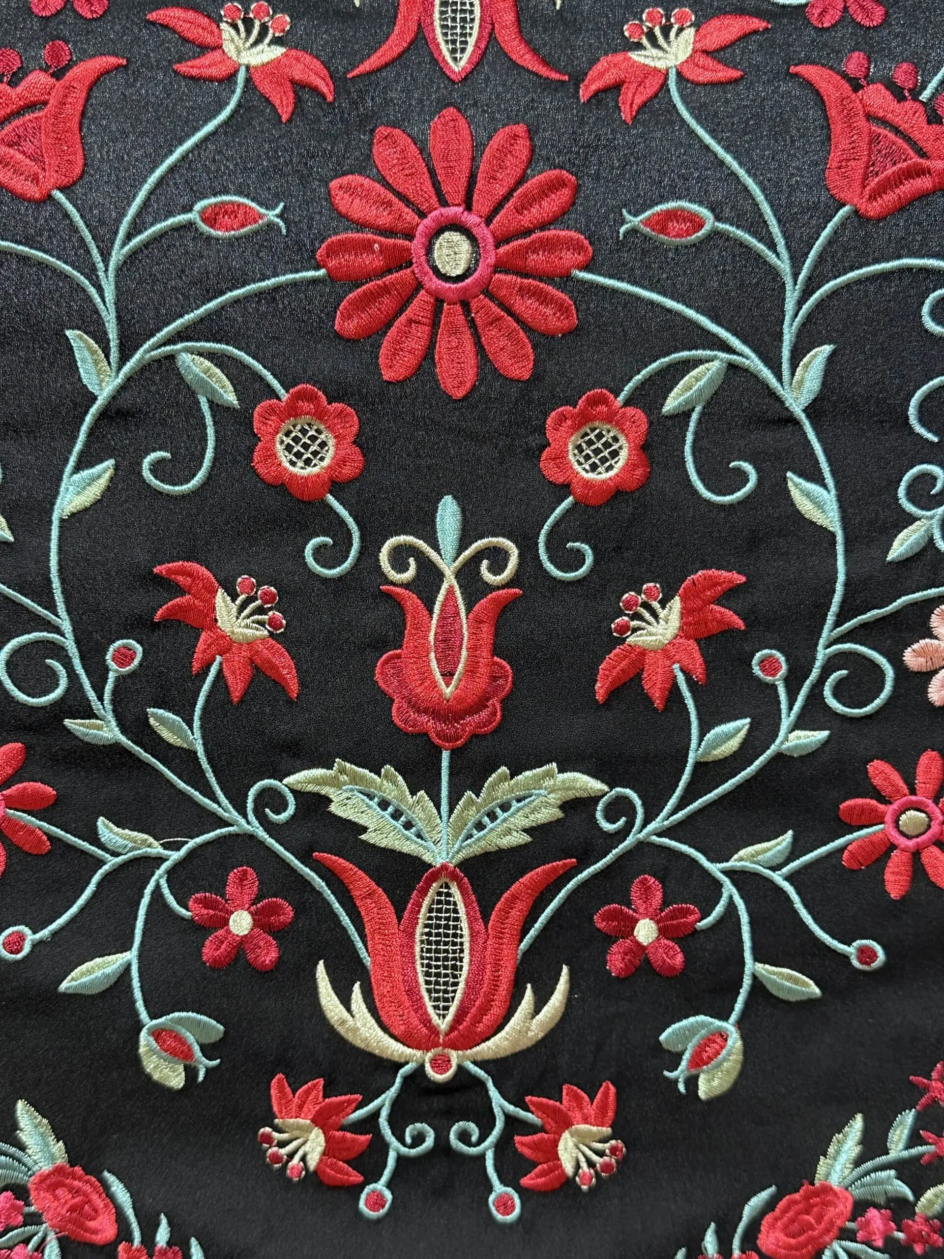 Mantón negro bordado multicolor – vista 1 – Isabel Hernández