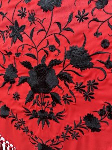 Mantón rojo bordado hilo negro – vista 1 – Isabel Hernández