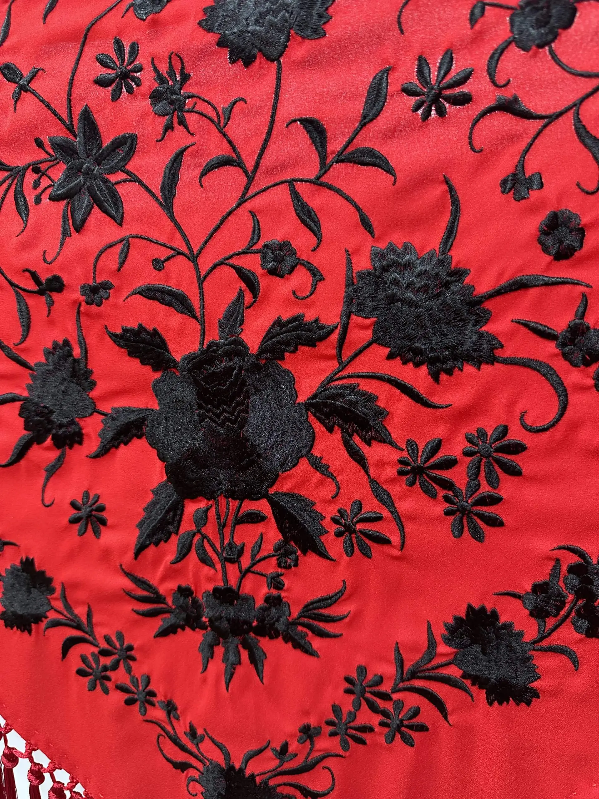 Mantón rojo bordado hilo negro – vista 1 – Isabel Hernández