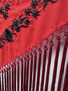 Mantón rojo bordado hilo negro – vista 2 – Isabel Hernández