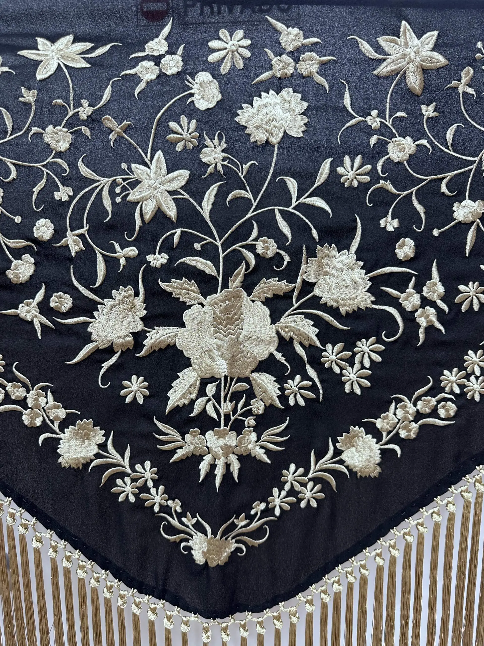 Mantón negro bordado con hilo y flecos en dorado – vista 3 – Isabel Hernández