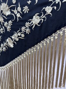 Mantón negro bordado con hilo y flecos en dorado – vista 2 – Isabel Hernández