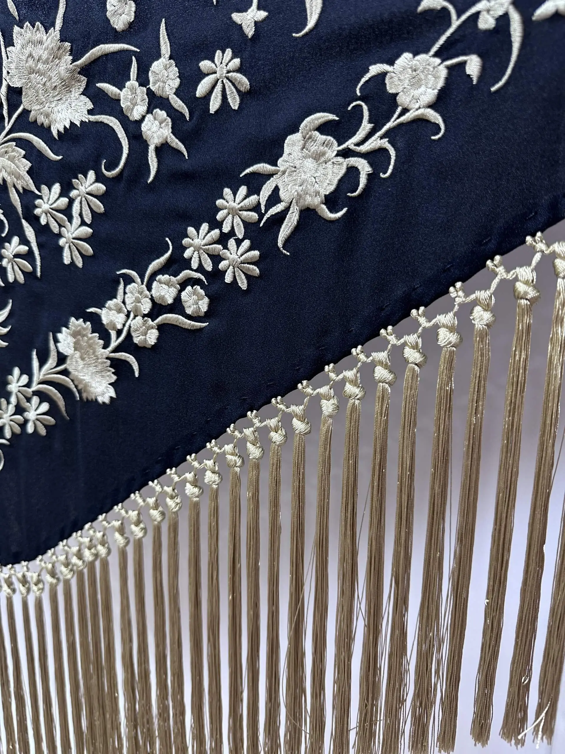 Mantón negro bordado con hilo y flecos en dorado – vista 2 – Isabel Hernández