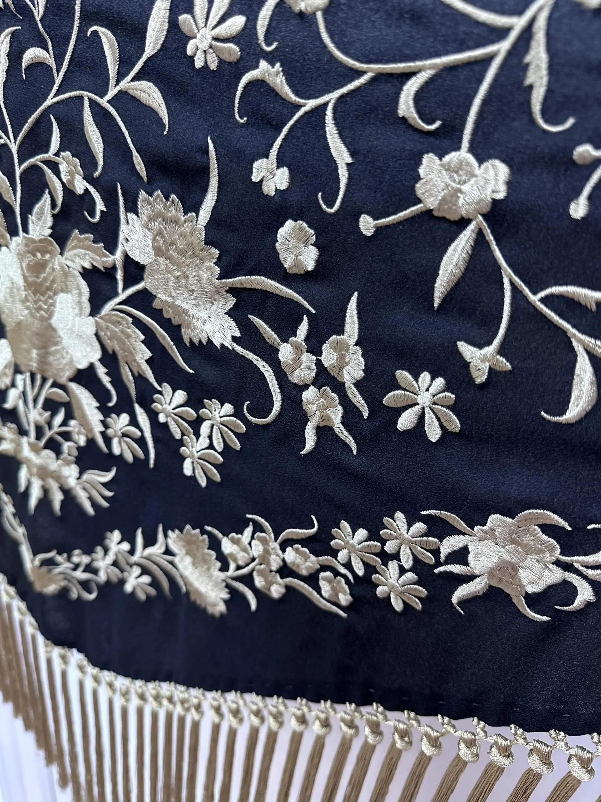 Mantón negro bordado con hilo y flecos en dorado – vista 1 – Isabel Hernández