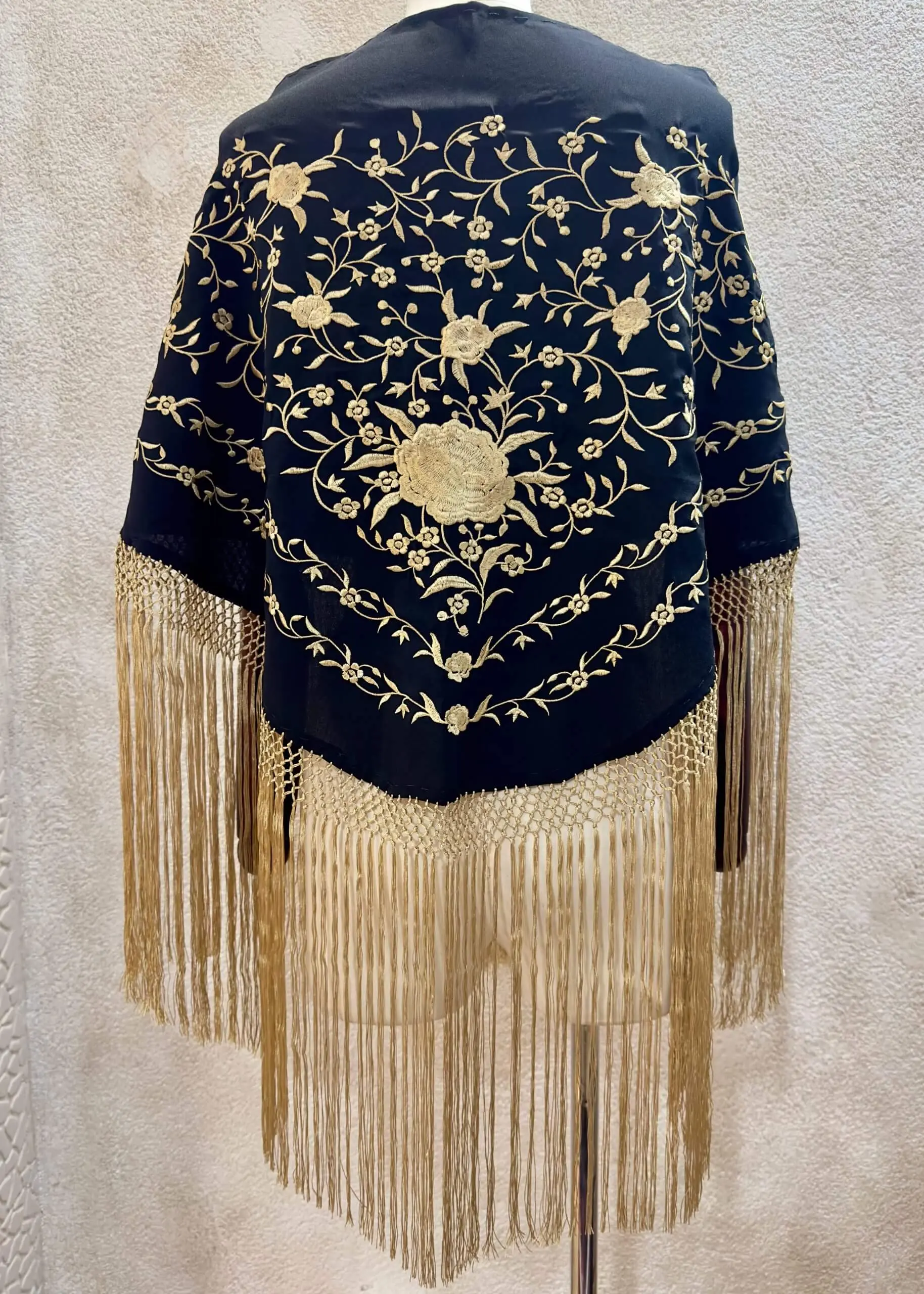 Mantón negro bordado con hilo y fleco largo en dorado – vista 1 – Isabel Hernández