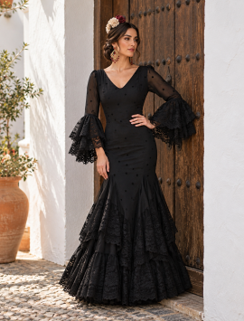 Traje de flamenca Modelo Ébano negro con lunares y volantes de encaje, vista frontal