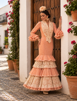 Traje de flamenca Modelo Nerva en salmón con encaje de crochet - Isabel Hernández