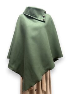 Poncho Campero cuello verde caza - Ponchos y mantoletas | Isabel Hernández