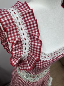 Bata flamenca Modelo Rociera – vista 1 – Isabel Hernández